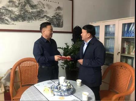 敦煌種業(yè)領導看望慰問公司老干部、老黨員及困難黨員職工