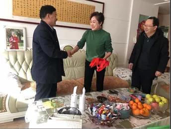 敦煌種業(yè)領導看望慰問公司老干部、老黨員及困難黨員職工