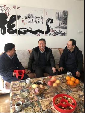 敦煌種業(yè)領導看望慰問公司老干部、老黨員及困難黨員職工