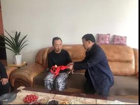 敦煌種業(yè)領導看望慰問公司老干部、老黨員及困難黨員職工