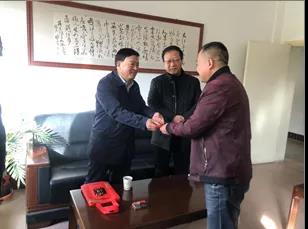 敦煌種業(yè)領導看望慰問公司老干部、老黨員及困難黨員職工